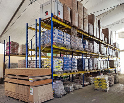 Budmax almacena eficazmente sus productos con las estanterías para cargas pesadas de OHRA