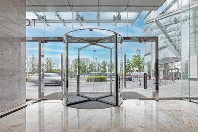 Revo.PRIME GG, la nueva puerta giratoria todo vidrio de GEZE que eleva la entrada a una obra de arte