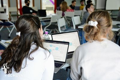 La donación navideña de GEZE apoya la educación digital y ética de las nuevas generaciones