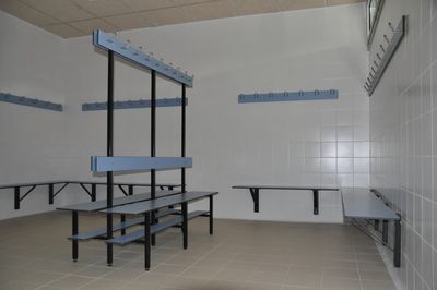 Bancos fenólicos de Mobelmol: resistencia, higiene y diseño para vestuarios exigentes