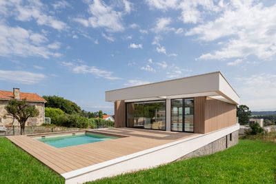 Montrove integra diseño y eficiencia en una vivienda unifamiliar equilibrada