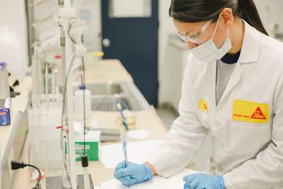 Sika colabora con la UAM en la primera mención dual del Grado en Química