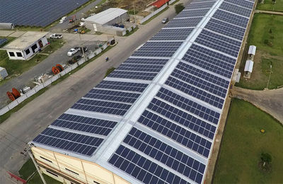IPUR analiza los desafíos de seguridad y regulación en instalaciones fotovoltaicas sobre cubiertas existentes