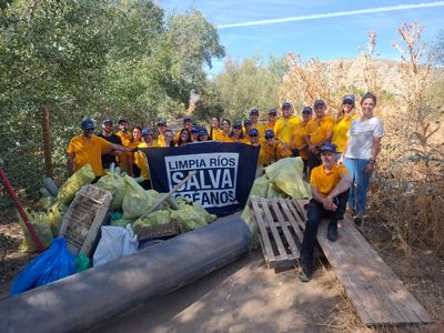 Toneladas de compromiso: Sika y Fundación Ecoalf limpian los ríos para salvar los océanos
