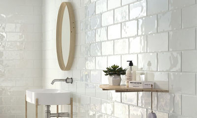 Convierte los azulejos blancos en protagonistas del baño con las 4 opciones que nos da Dune