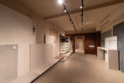 Gresmanc Group inaugura showroom en Madrid con una exposición que une cerámica y arte