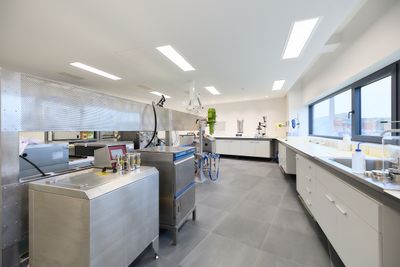 La acústica gana peso en los laboratorios cosméticos y salas blancas