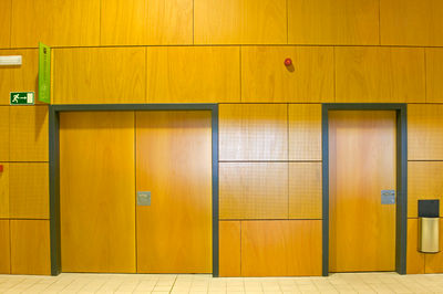 Mobelmol impulsa la innovación en construcción con marcos de aluminio para puertas fenólicas