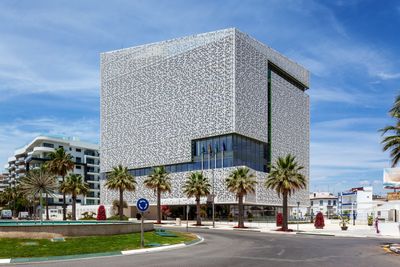 Un delicado juego de luz y sombra viste el nuevo Ayuntamiento de Estepona