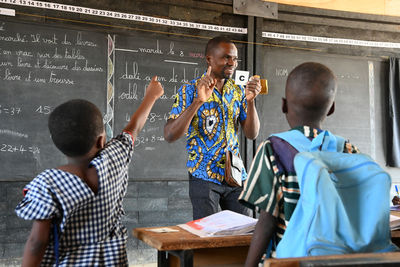 GEZE dona 100.000 euros al proyecto de educación y sostenibilidad de UNICEF en la Costa de Marfil
