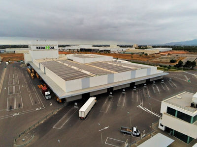 Kerakoll instala 1.764 paneles fotovoltaicos en su sede en Almazora, Castellón, como parte de su compromiso con la sostenibilidad
