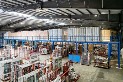 FRIES gana espacio y eficiencia con una entreplanta a medida de OHRA en su sede de Kiel