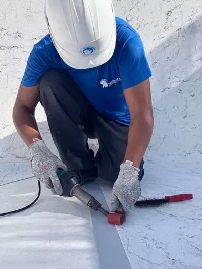 Instalar geotextil bajo lámina armada mejora la protección y el acabado de la piscina