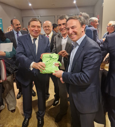 Amiblu entrega al Ministro Luis Planas una camiseta "Somos CO2 neutros" en la XXII Jornada Técnica de Fenacore