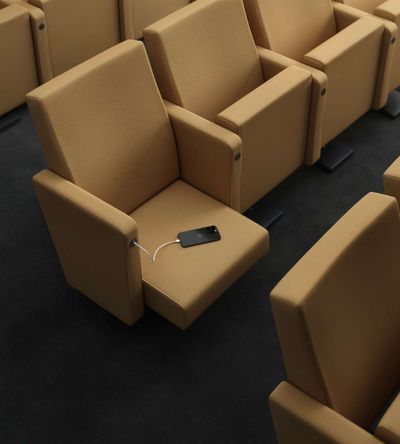 Simon Flash, conectividad avanzada integrada en el mobiliario con diseño minimalista