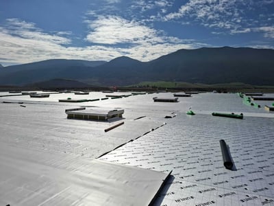 IPUR destaca el papel del aislamiento PIR en cubiertas deck con instalaciones fotovoltaicas