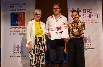 Emakunde distingue a ULMA Construction con la placa de "Entidad Colaboradora para la Igualdad de Mujeres y Hombres"