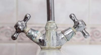 La dureza del agua, un factor de mantenimiento que puede confundirse con humedad