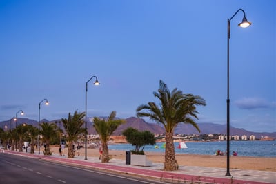 El Paseo del Alamillo de Mazarrón mejora su alumbrado con tecnología LED resistente al ambiente marino