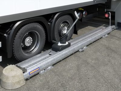 El sistema Wheelblocker AWB de Hörmann mejora la protección en los muelles logísticos