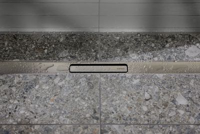 Elegancia y funcionalidad en el baño con el nuevo canal de ducha Geberit CleanLine30