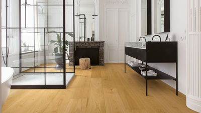 La madera natural marca tendencia en suelos para primavera-verano 2025