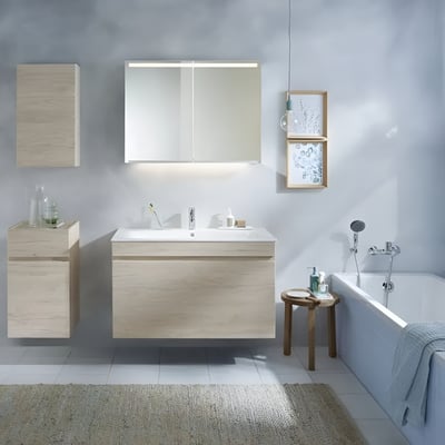 Luz y diseño para el baño con los espejos y armarios Geberit Option