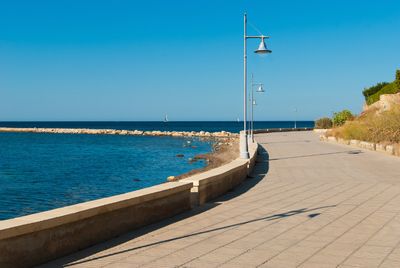 Alumbrado costero sin óxido: cómo garantizar luminarias seguras y duraderas en entornos marinos