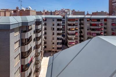 ULMA recupera la identidad arquitectónica del edificio Maristas con una solución a medida en STONEO