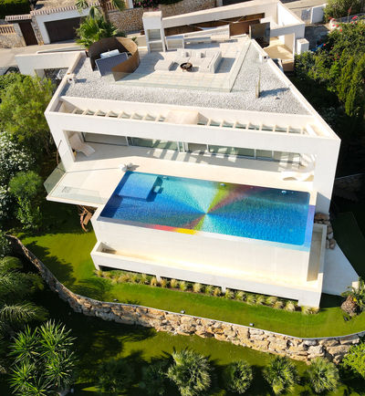 Felipe Pantone lleva su arte al interior de una piscina con el mosaico de ONIX