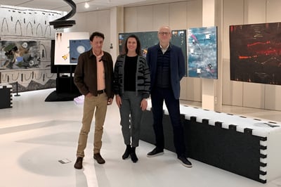 El CEO de IPCOM, Remco Boerefijn, recorre la exposición Mundo Whisper