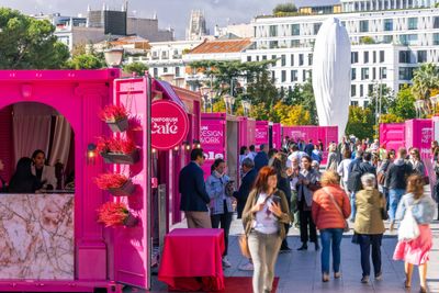 CIN Valentine viste de Vibrant Pink la Plaza de Colón y la convierte en una galería urbana