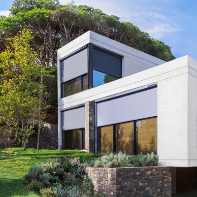 Sistema Z-Box Solar de Bandalux, cortina enrollable motorizada para exterior sin conexión eléctrica
