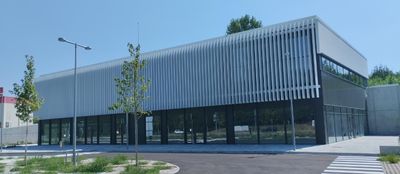 TC Soluciones para Envolventes y Fachadas instala una envolvente con lamas de aluminio de 7 metros en Girona